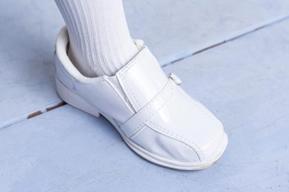 Chaussures médicales pour femmes : comment bien choisir pour protéger ses pieds et son dos ?